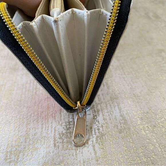 Big Eye Girl Silver Metallic Zip Around Wallet. - Picture 4 of 11